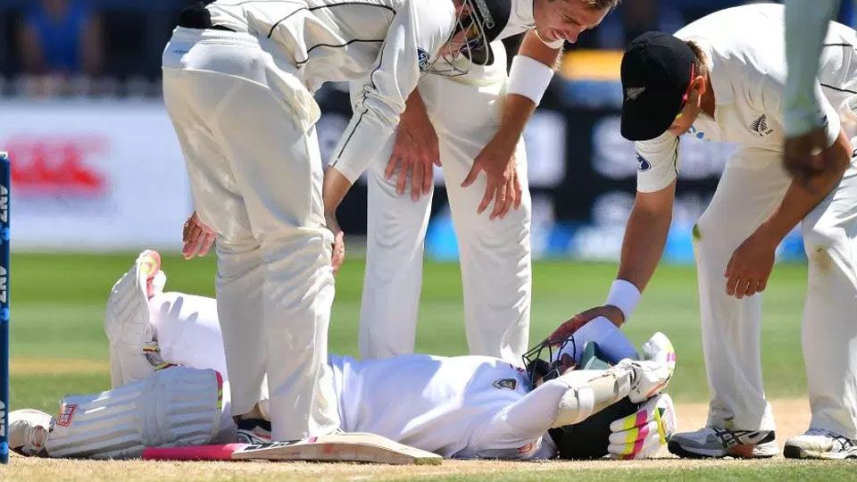 Kapten Tim Nasional Kriket Bangladesh, Mushfiqur Rahim terjatuh setelah terkena pukulan. Copyright: © thesun.co.uk